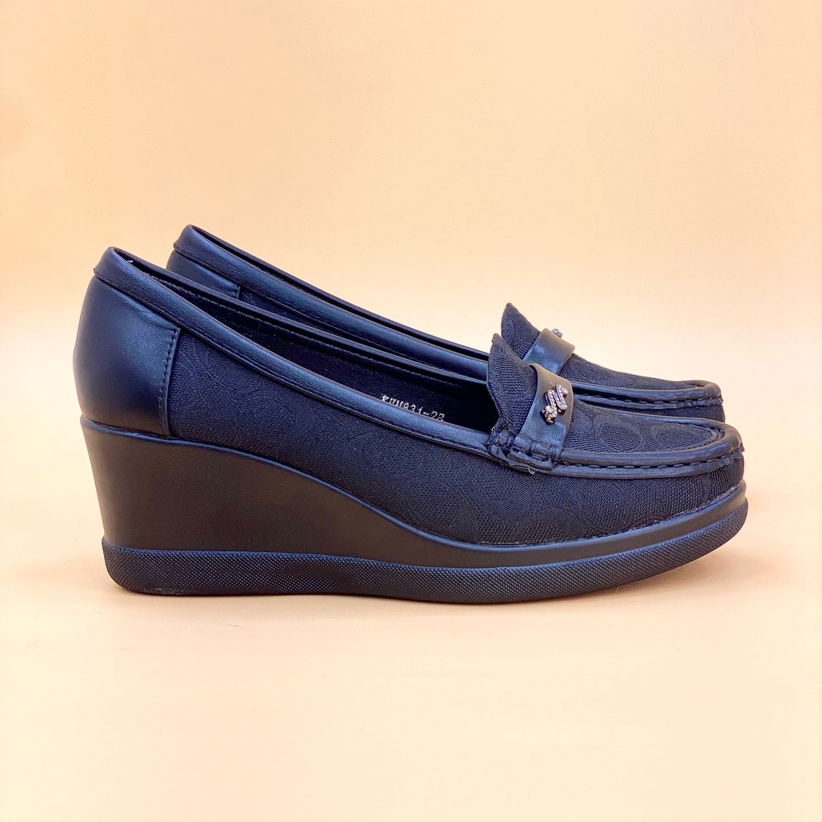 NEW , WOMEN FLAT SHOES W715