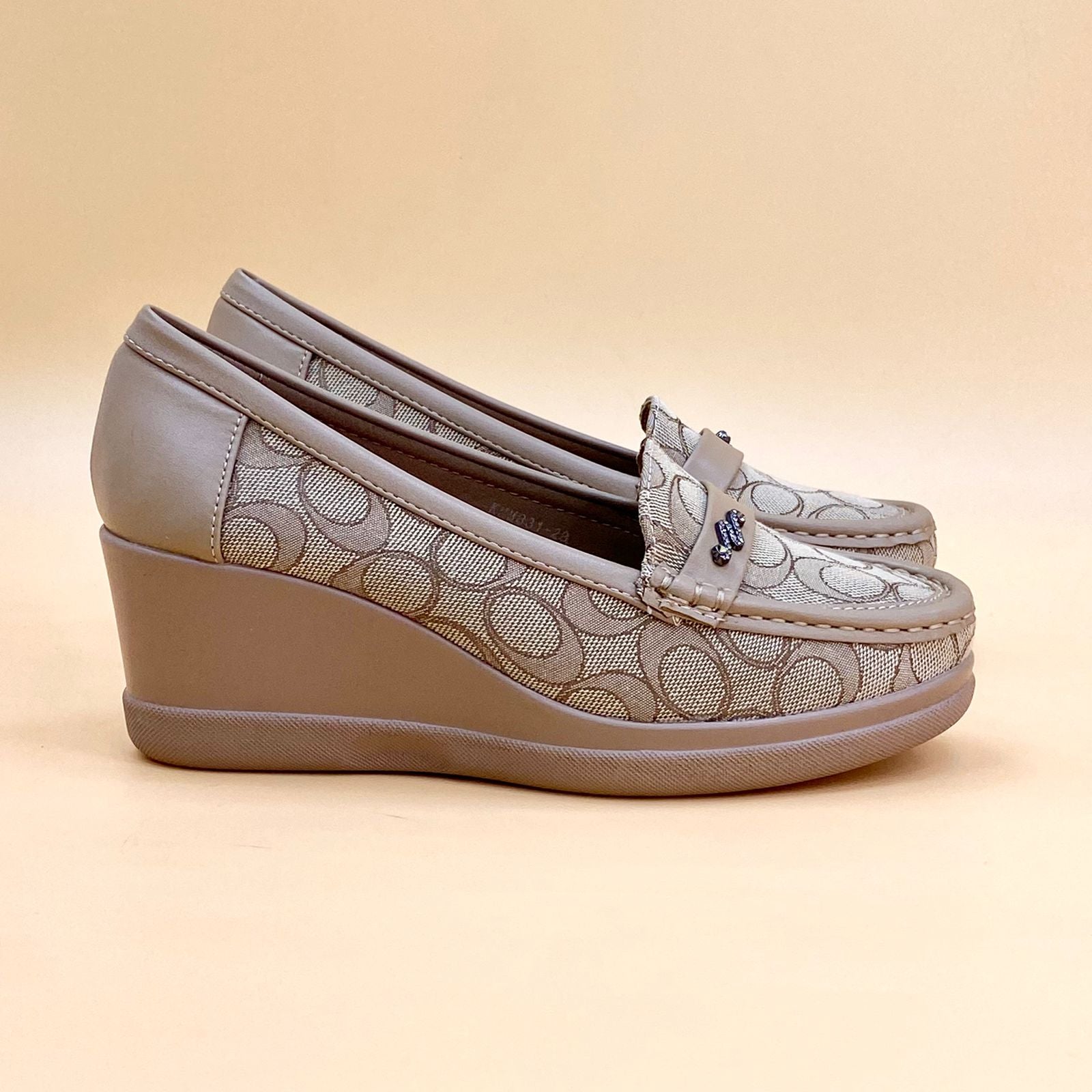 NEW , WOMEN FLAT SHOES W715