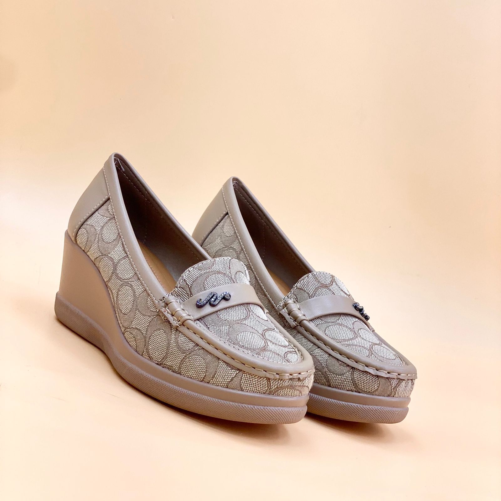NEW , WOMEN FLAT SHOES W715