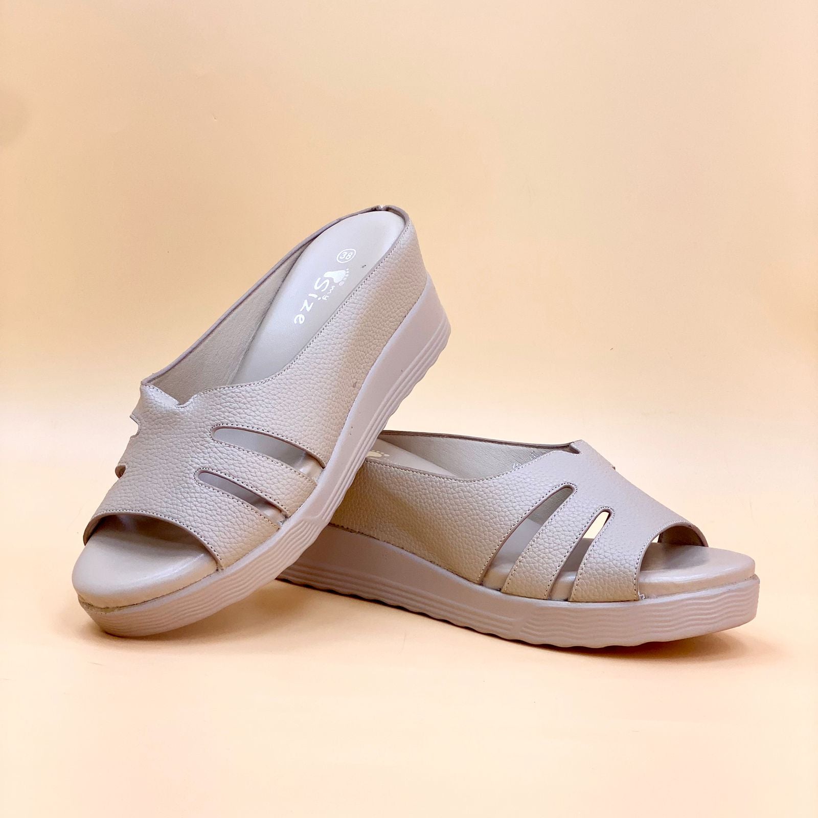 NEW , WOMEN SLIPPERS W137
