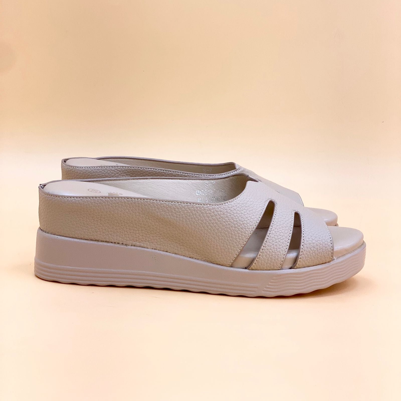 NEW , WOMEN SLIPPERS W137