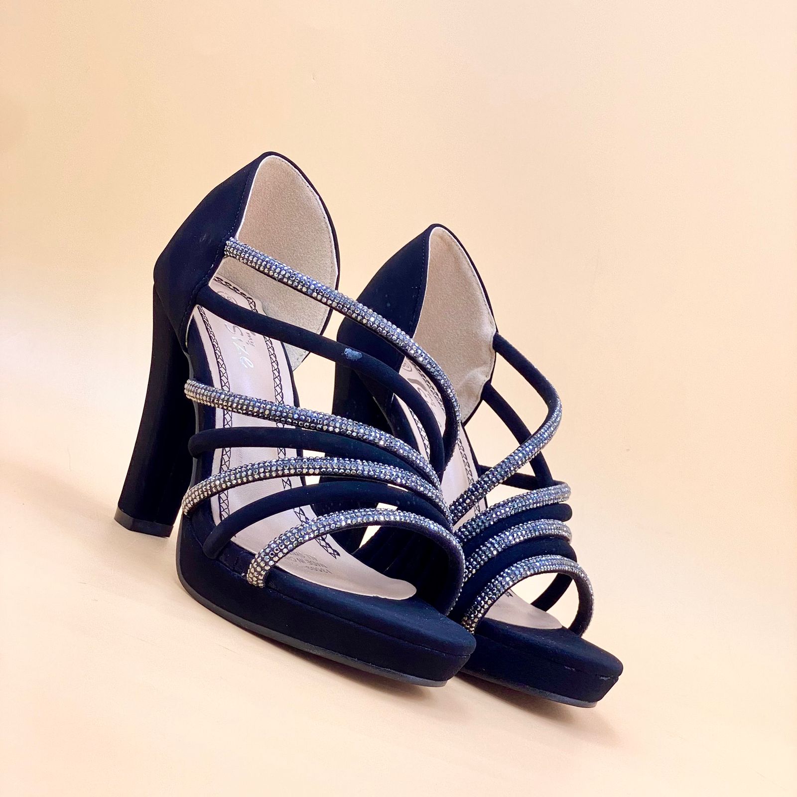 NEW , WOMEN SHOES HEELS W110