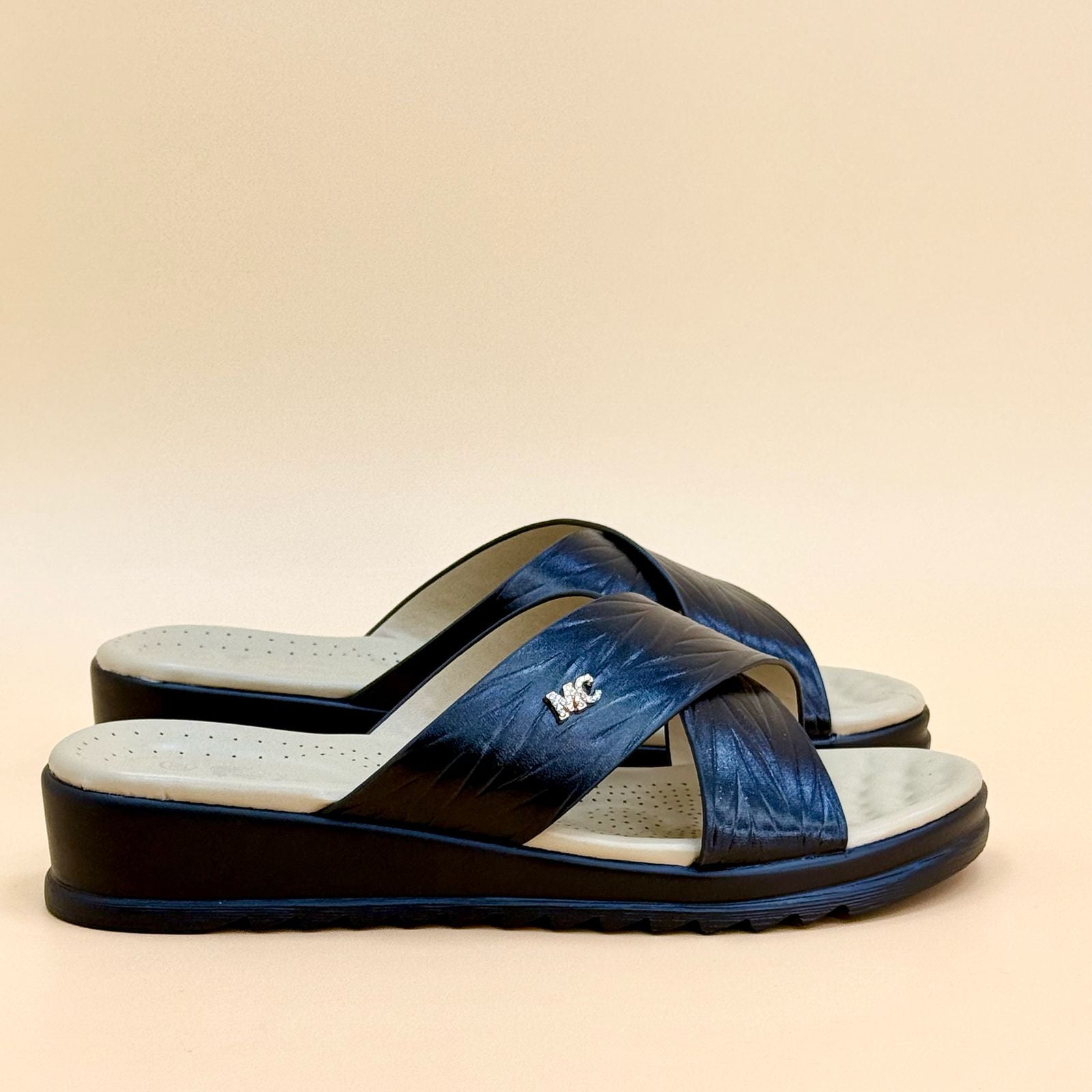 NEW , WOMEN SLIPPERS W843