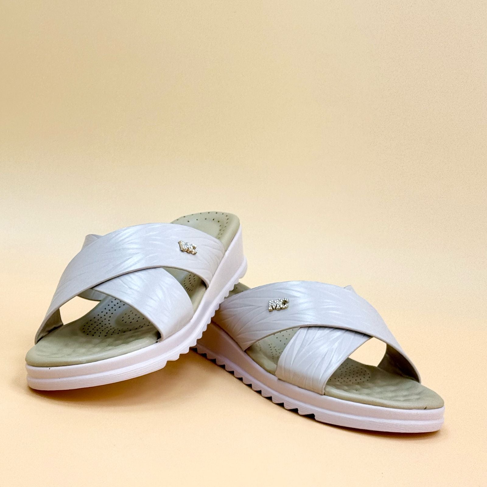 NEW , WOMEN SLIPPERS W843