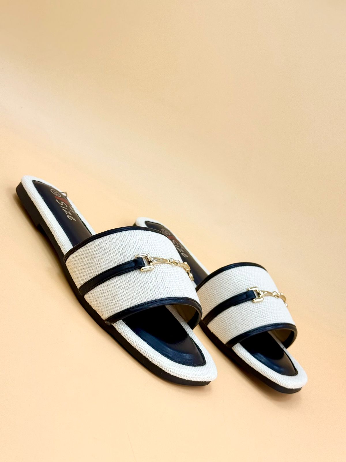 NEW , WOMEN SLIPPERS S16