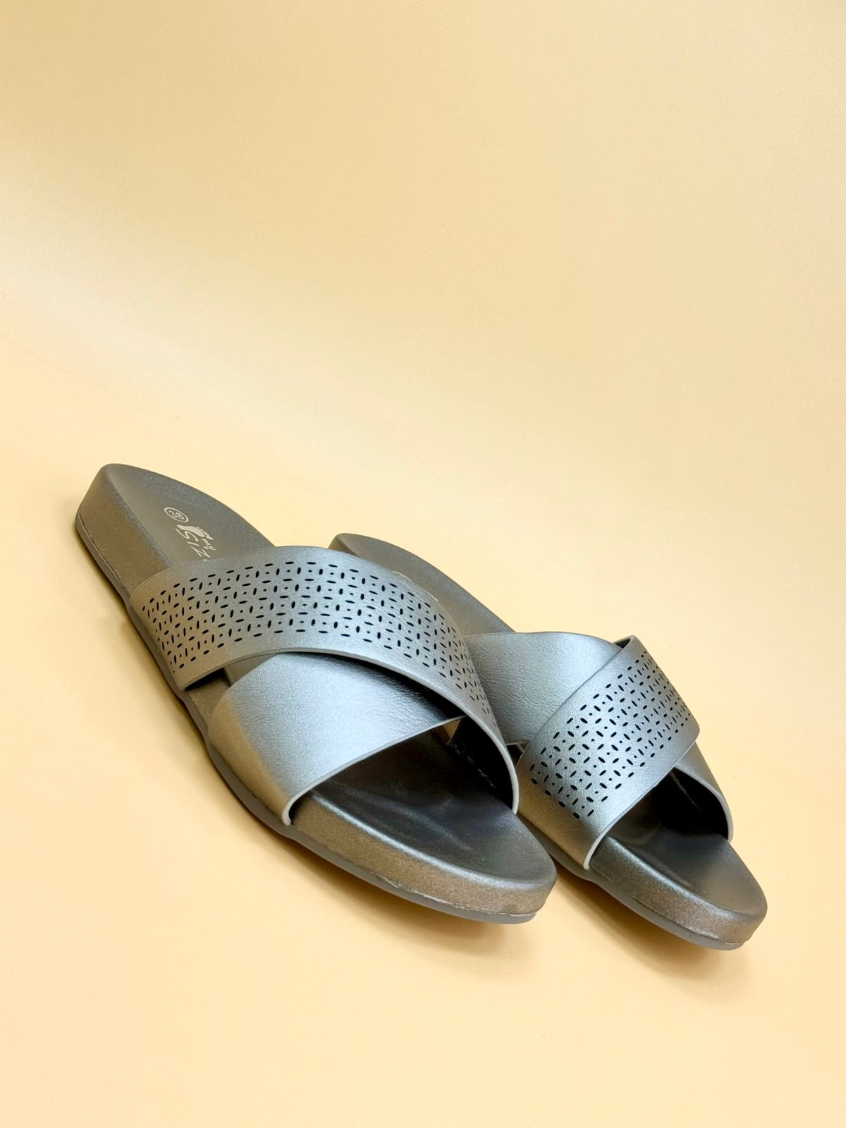 NEW , WOMEN SLIPPERS S9
