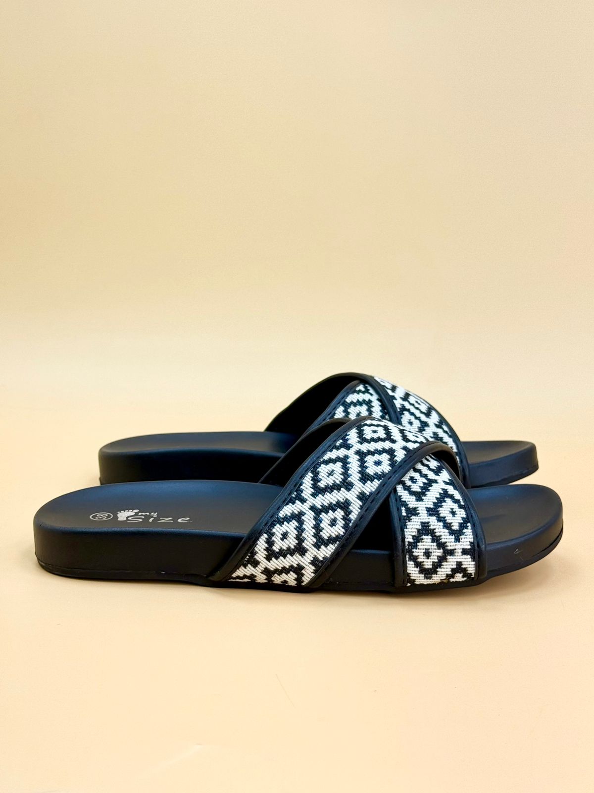 NEW , WOMEN SLIPPERS S4