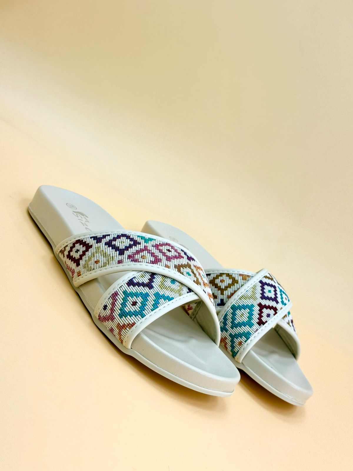 NEW , WOMEN SLIPPERS S4
