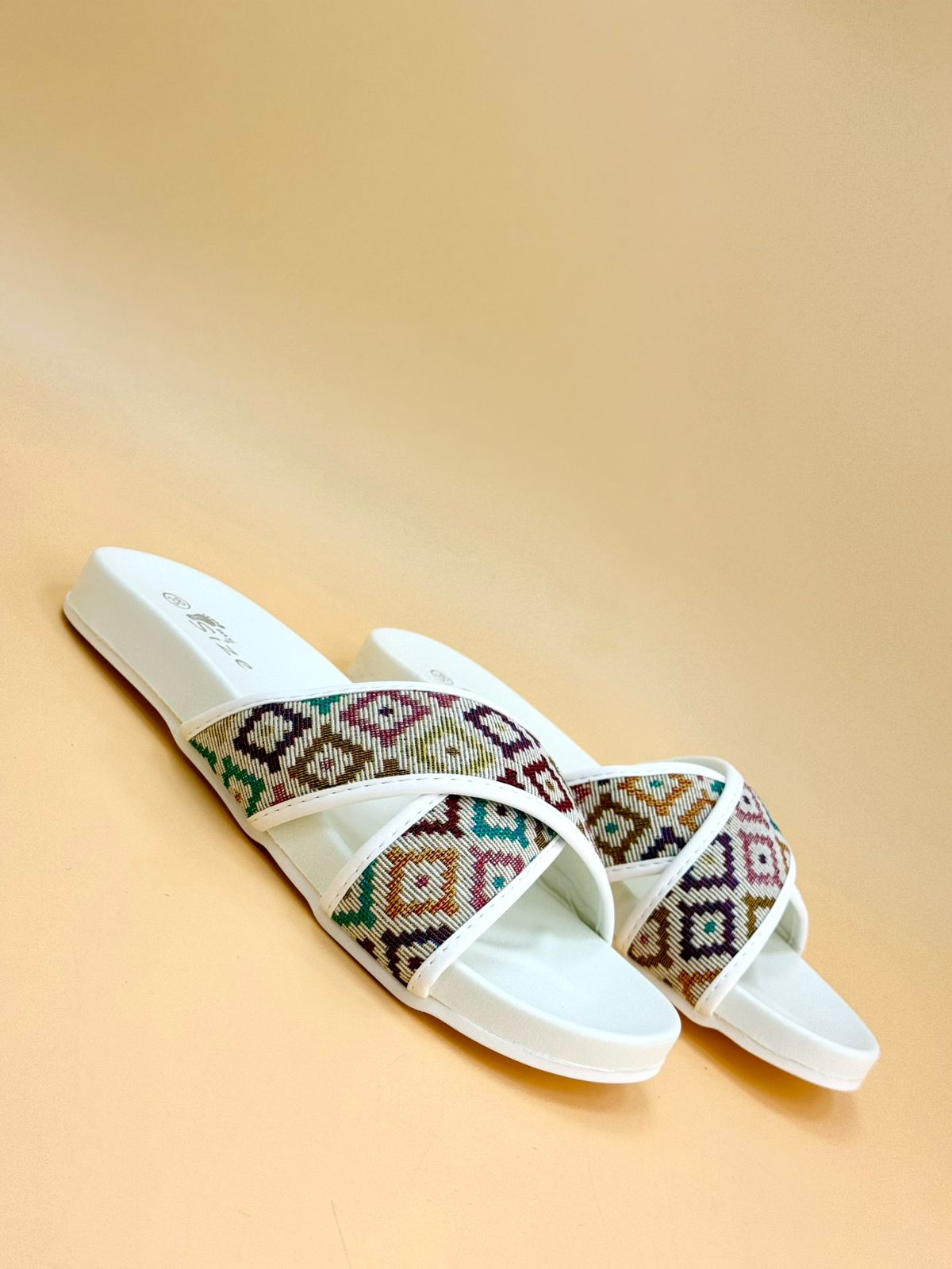 NEW , WOMEN SLIPPERS S4