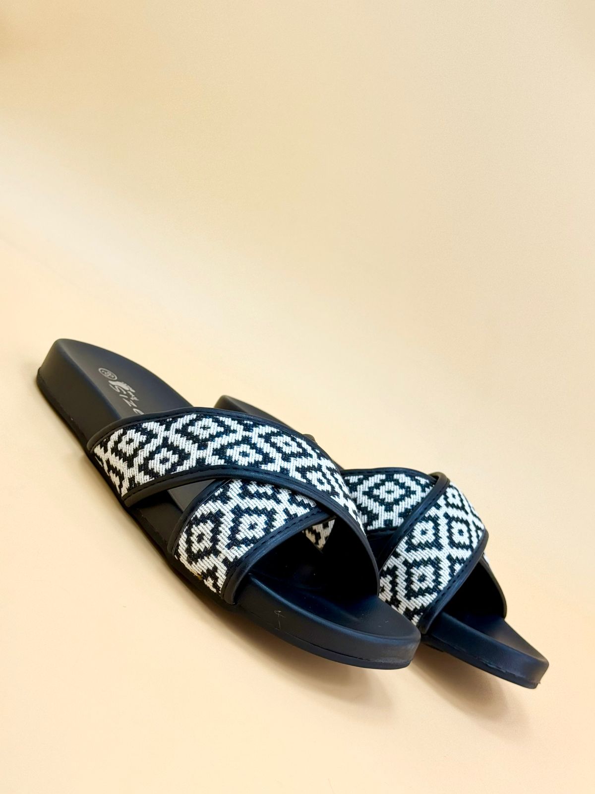 NEW , WOMEN SLIPPERS S4
