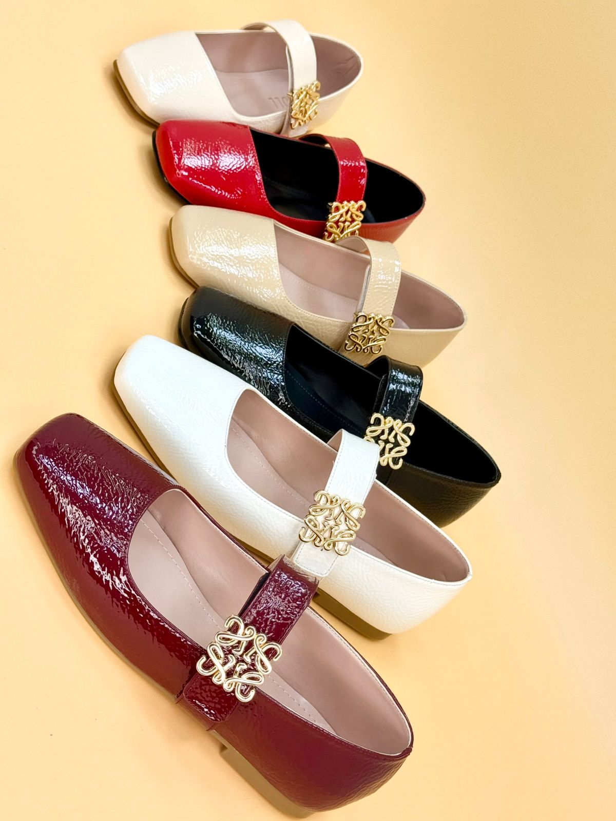 NEW , WOMEN FLAT SHOES W305