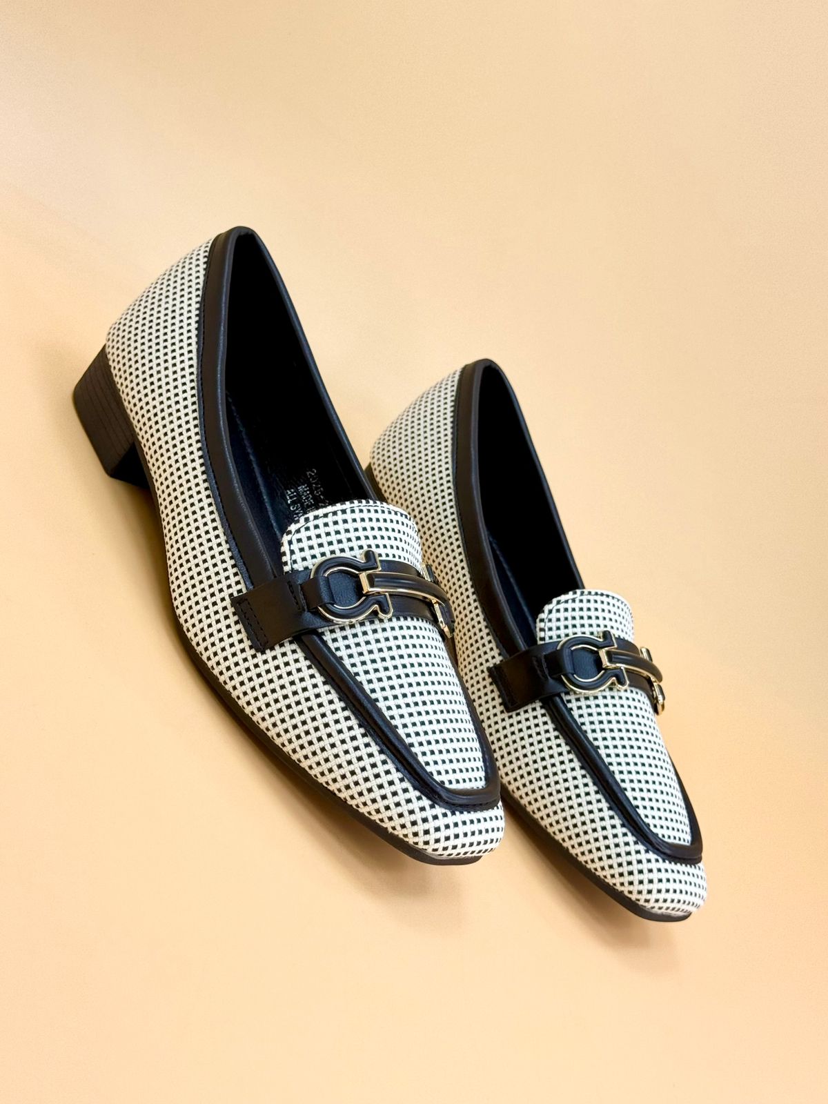 NEW , WOMEN FLAT SHOES W471