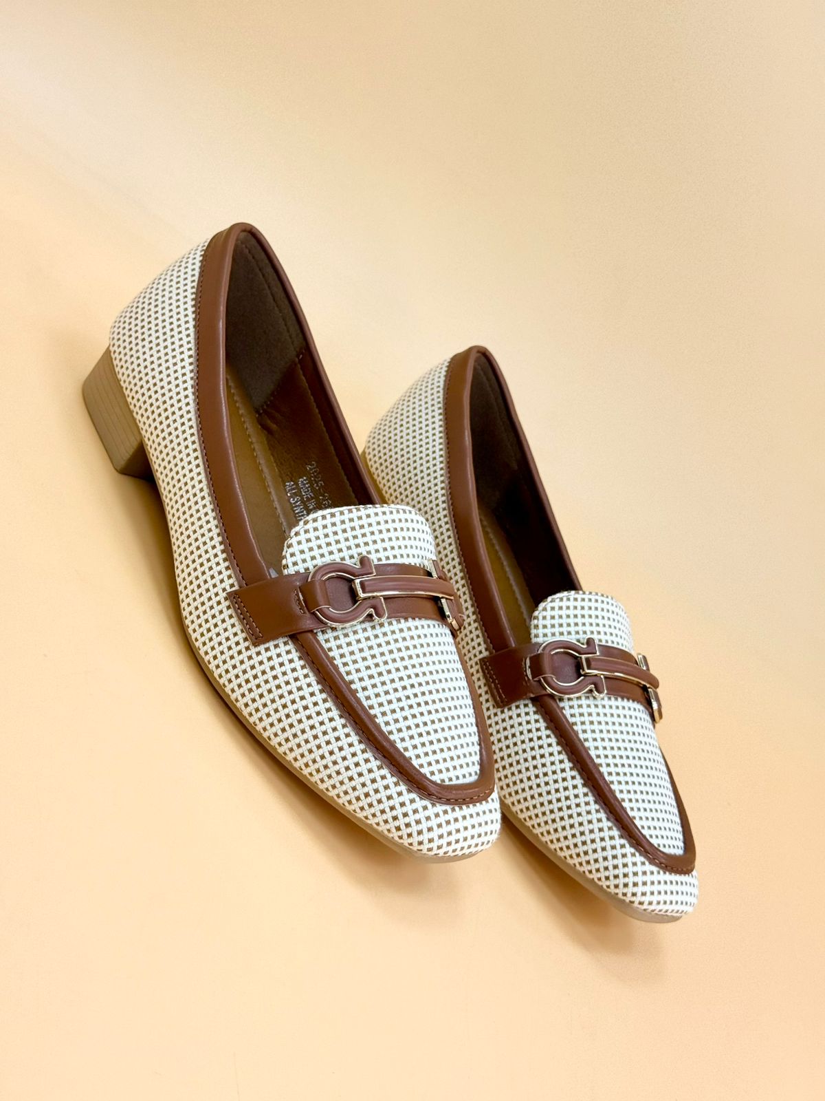 NEW , WOMEN FLAT SHOES W471