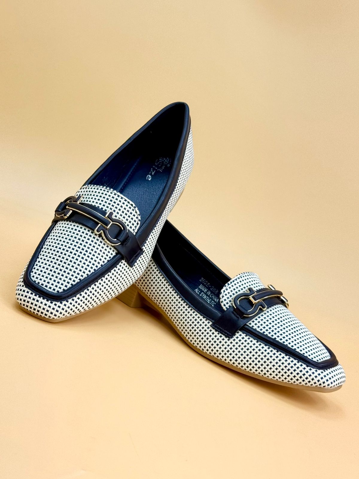 NEW , WOMEN FLAT SHOES W471