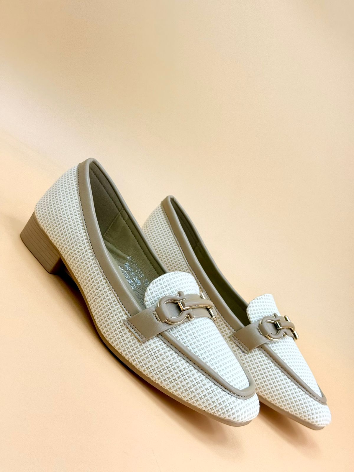 NEW , WOMEN FLAT SHOES W471