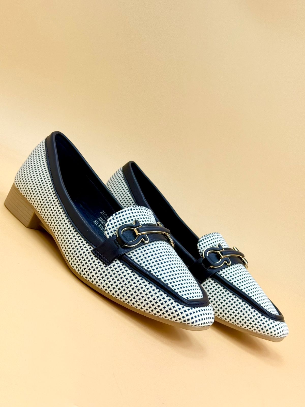 NEW , WOMEN FLAT SHOES W471