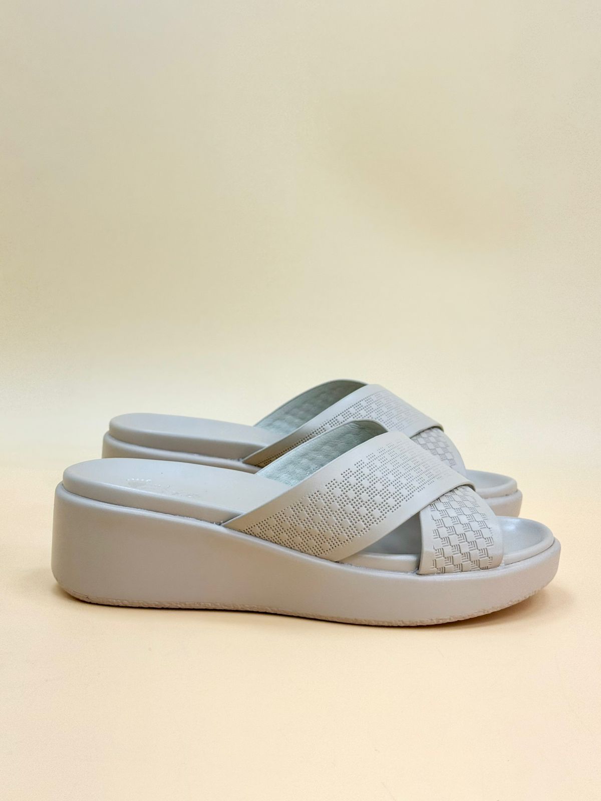 NEW , WOMEN SLIPPERS W506