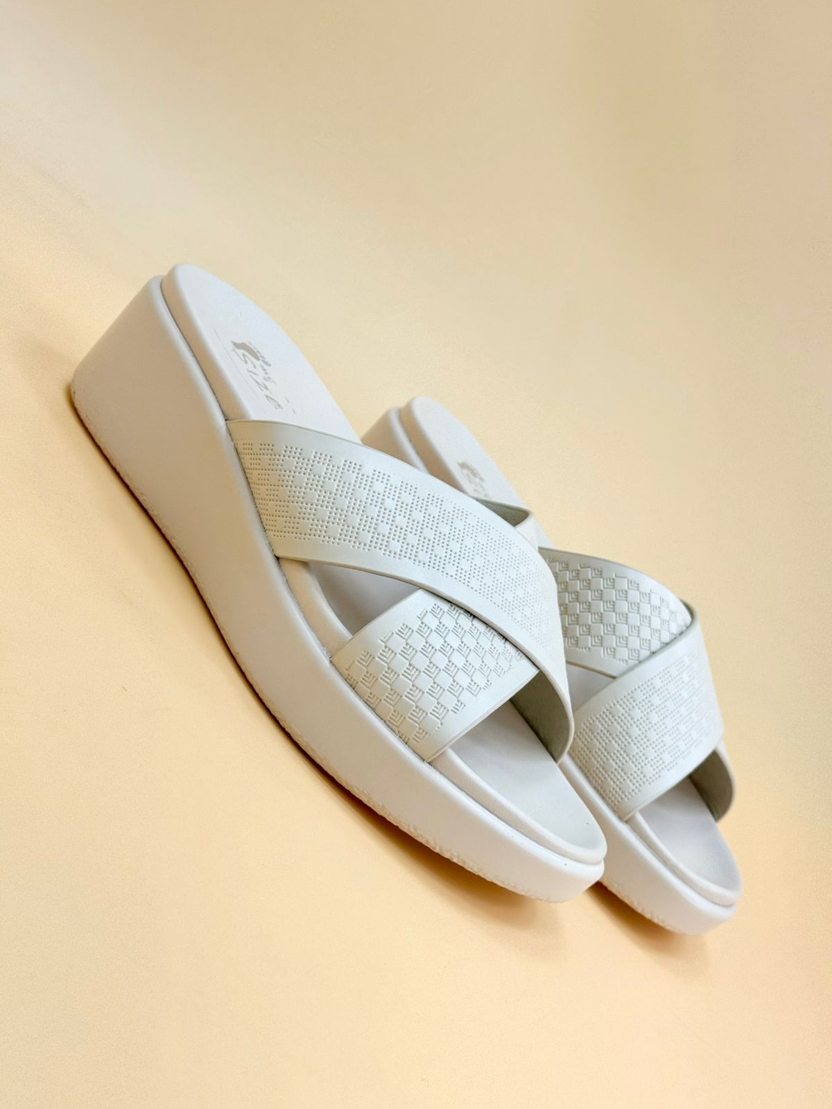 NEW , WOMEN SLIPPERS W506