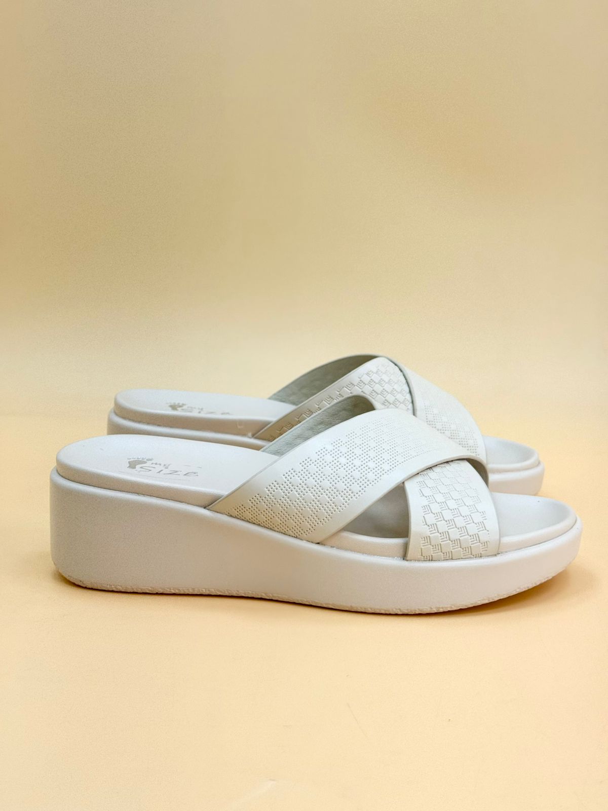 NEW , WOMEN SLIPPERS W506