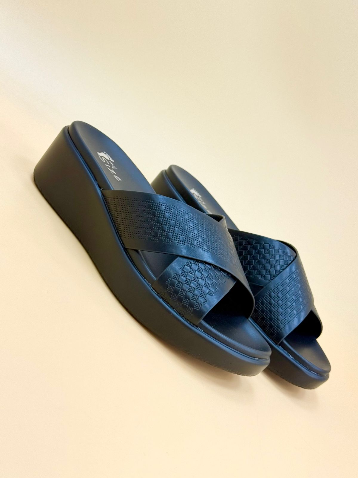 NEW , WOMEN SLIPPERS W506