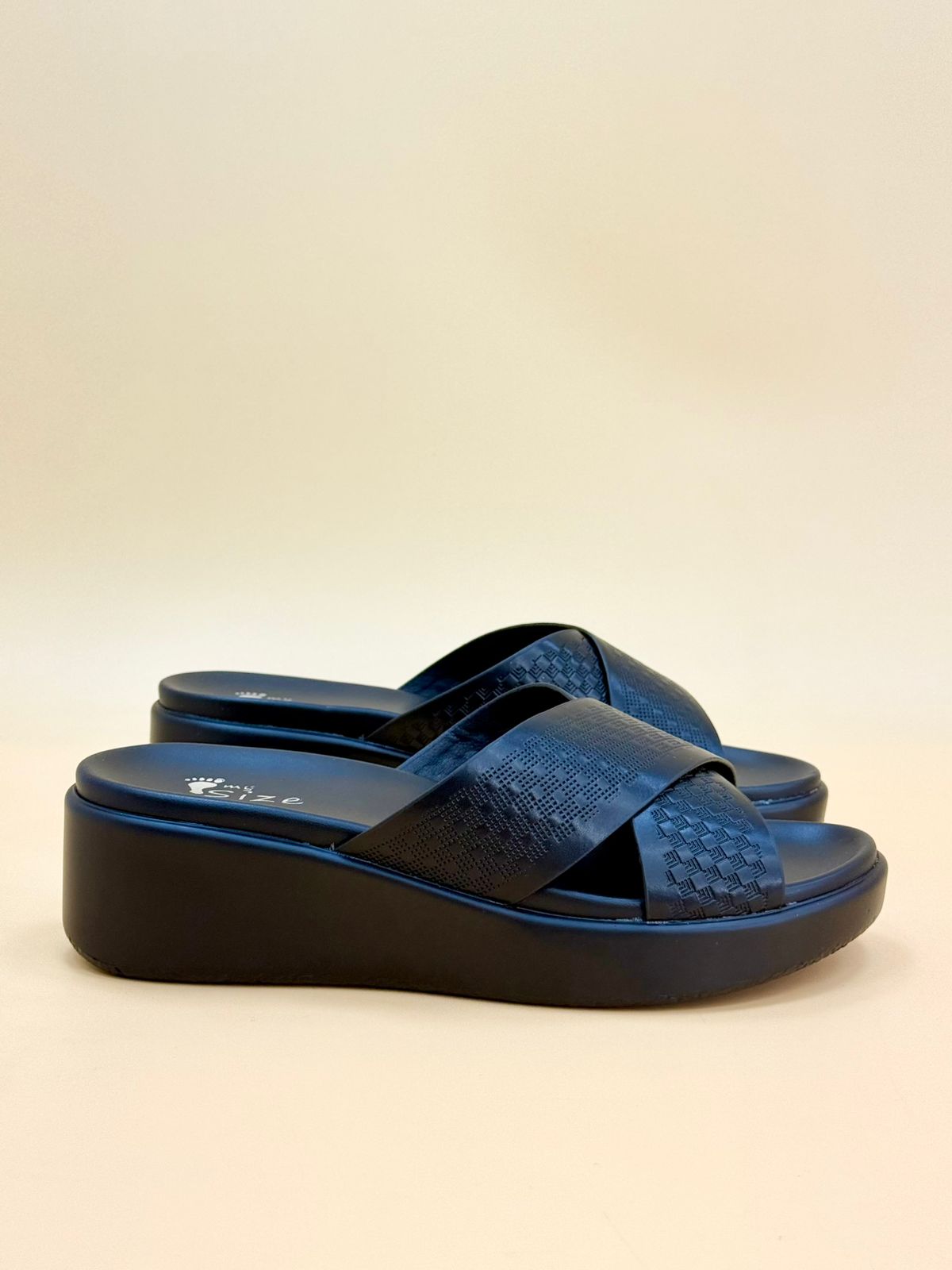 NEW , WOMEN SLIPPERS W506