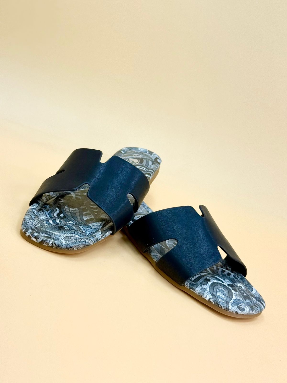 NEW , WOMEN SLIPPERS S16