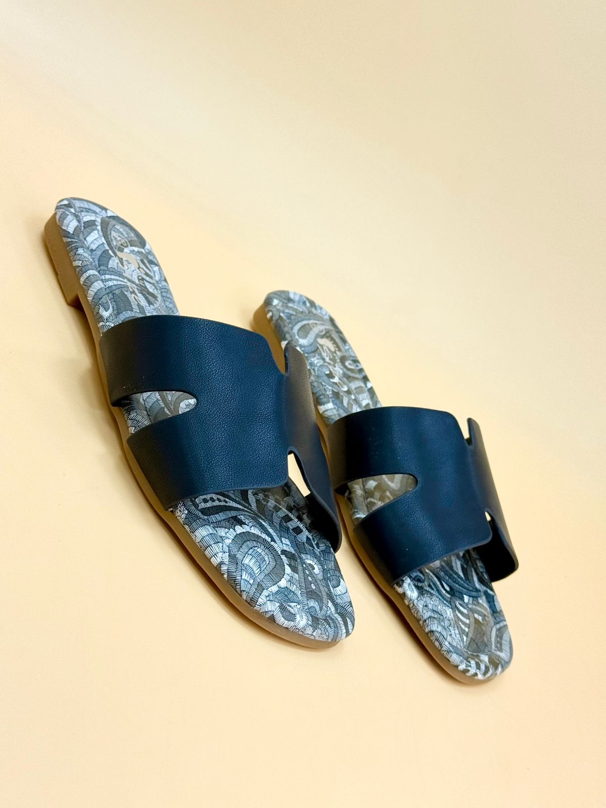 NEW , WOMEN SLIPPERS S16