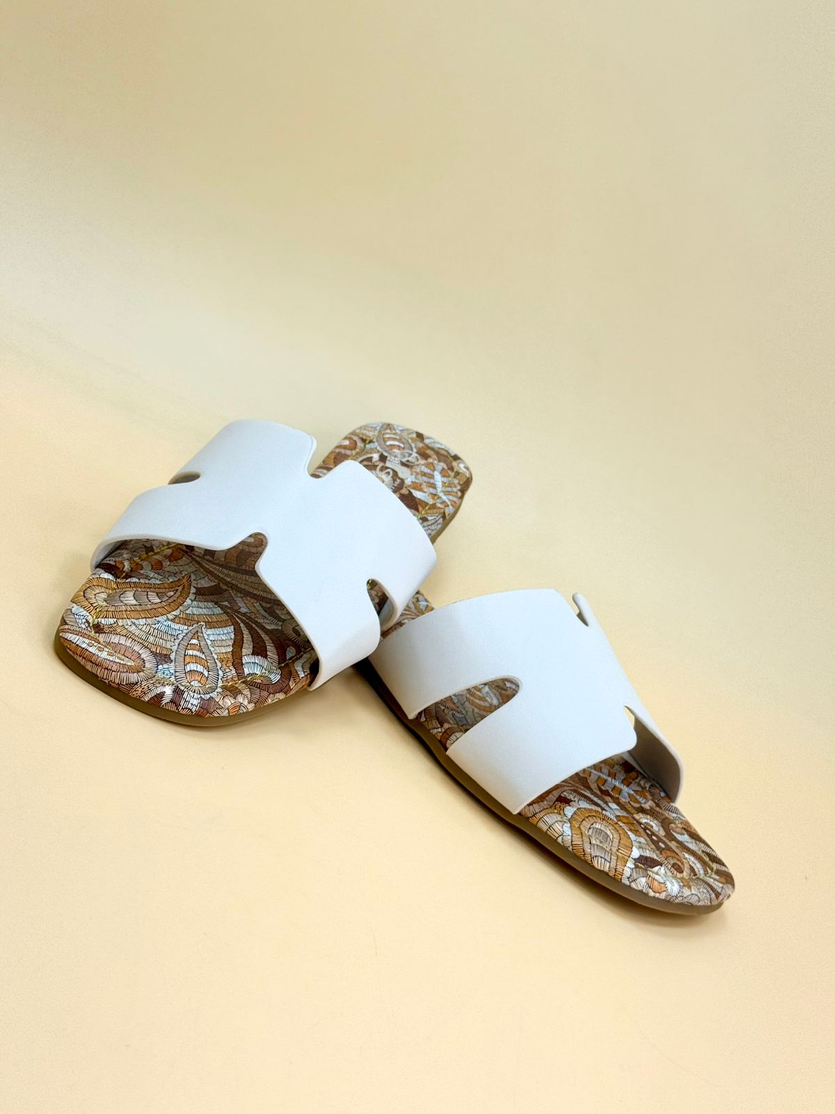 NEW , WOMEN SLIPPERS S16