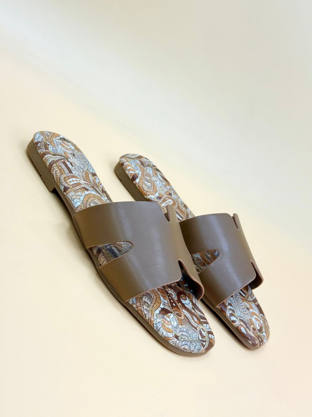NEW , WOMEN SLIPPERS S16