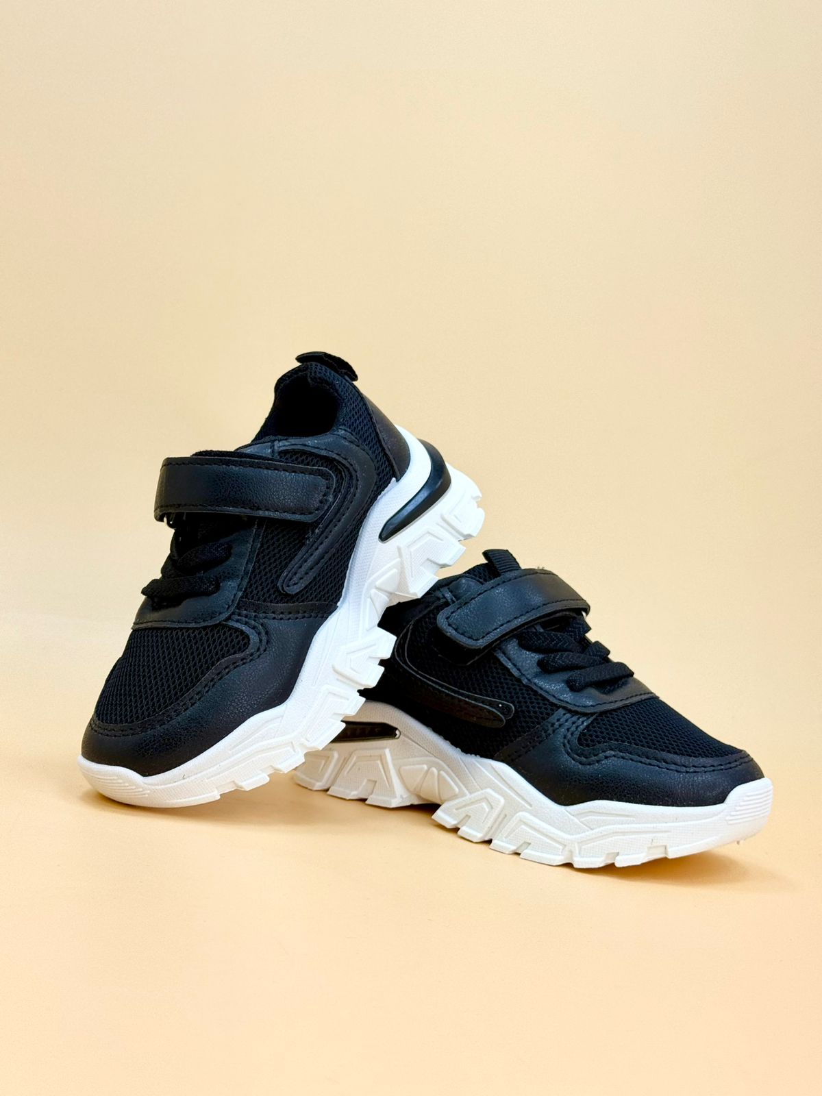 NEW , KIDS SHOES K111