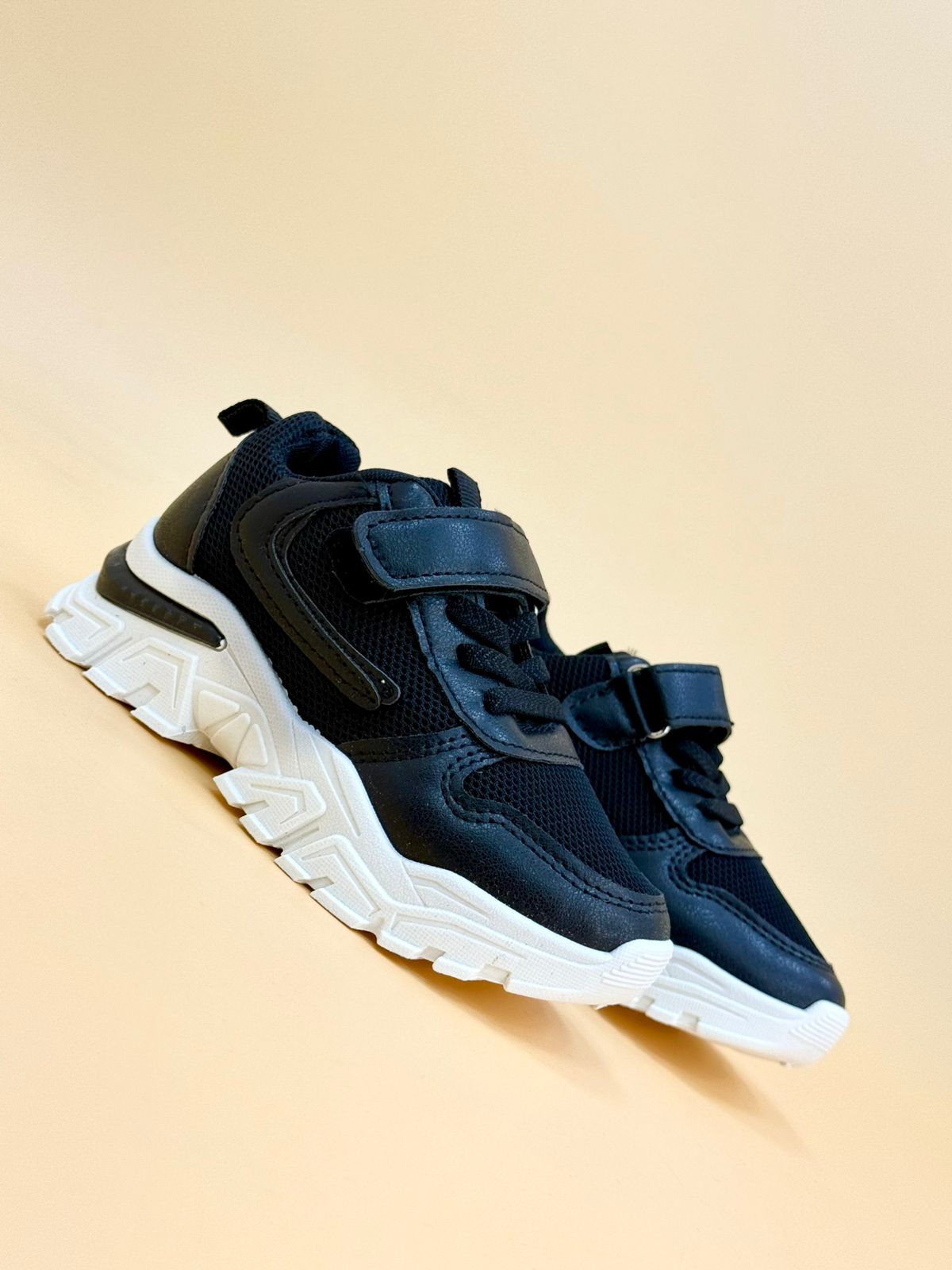 NEW , KIDS SHOES K111