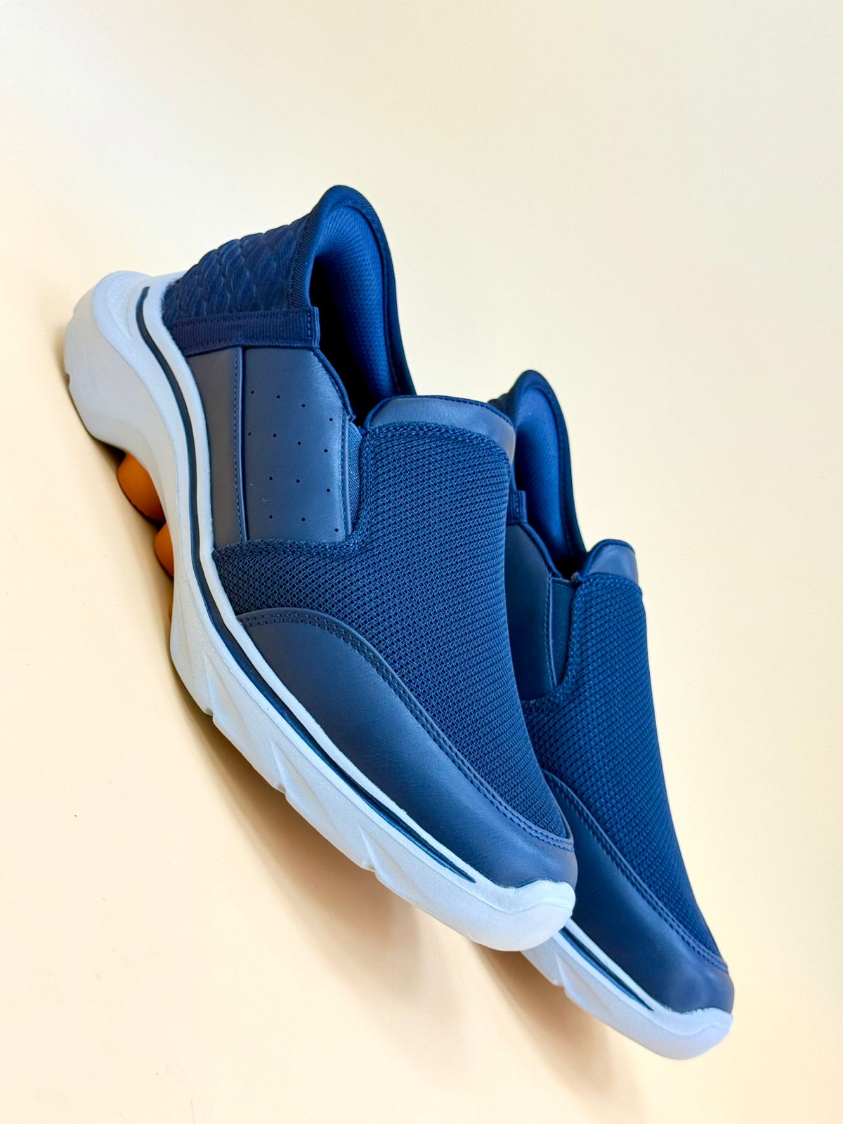NEW , MEN SHOES M982