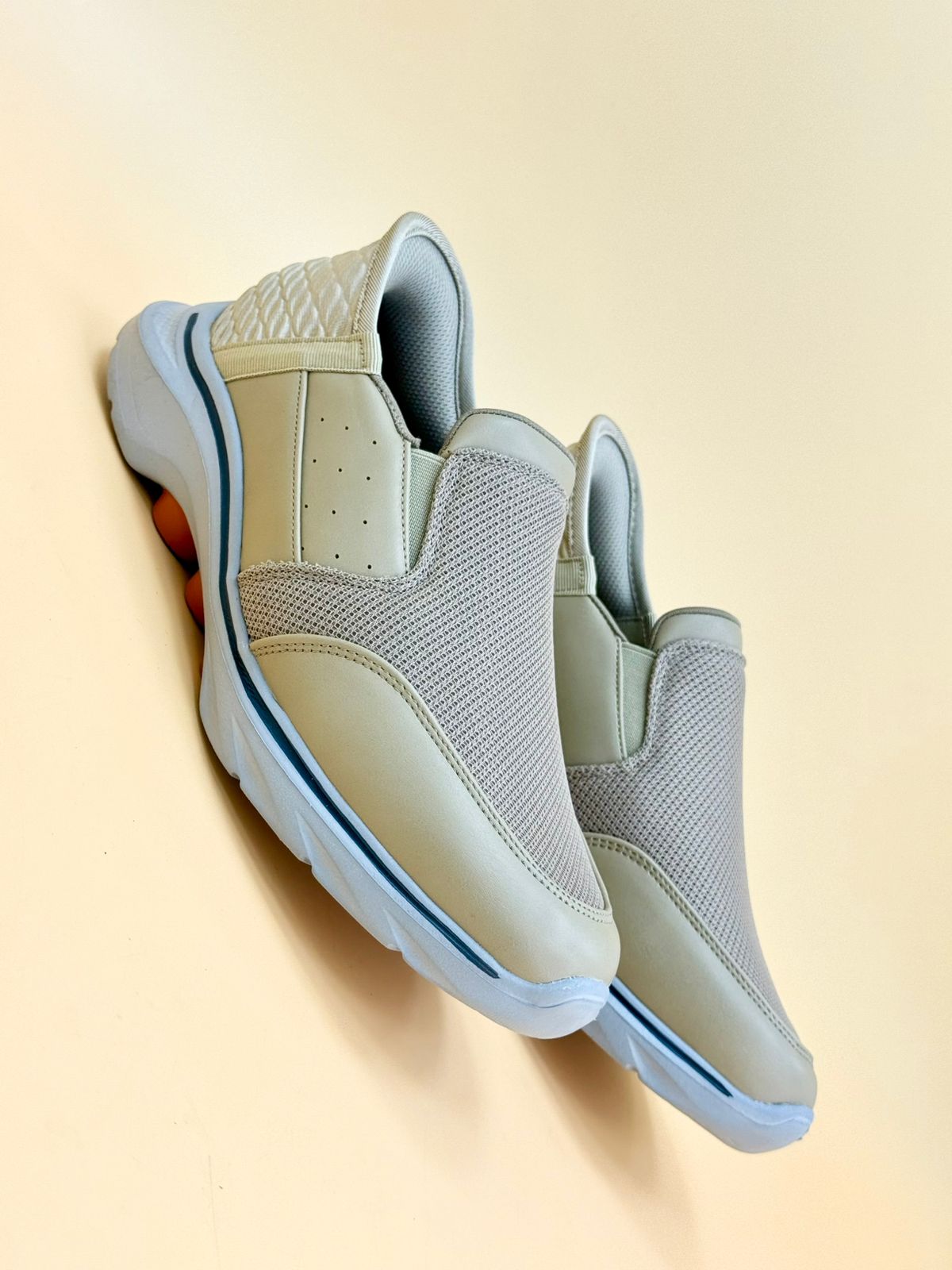 NEW , MEN SHOES M982