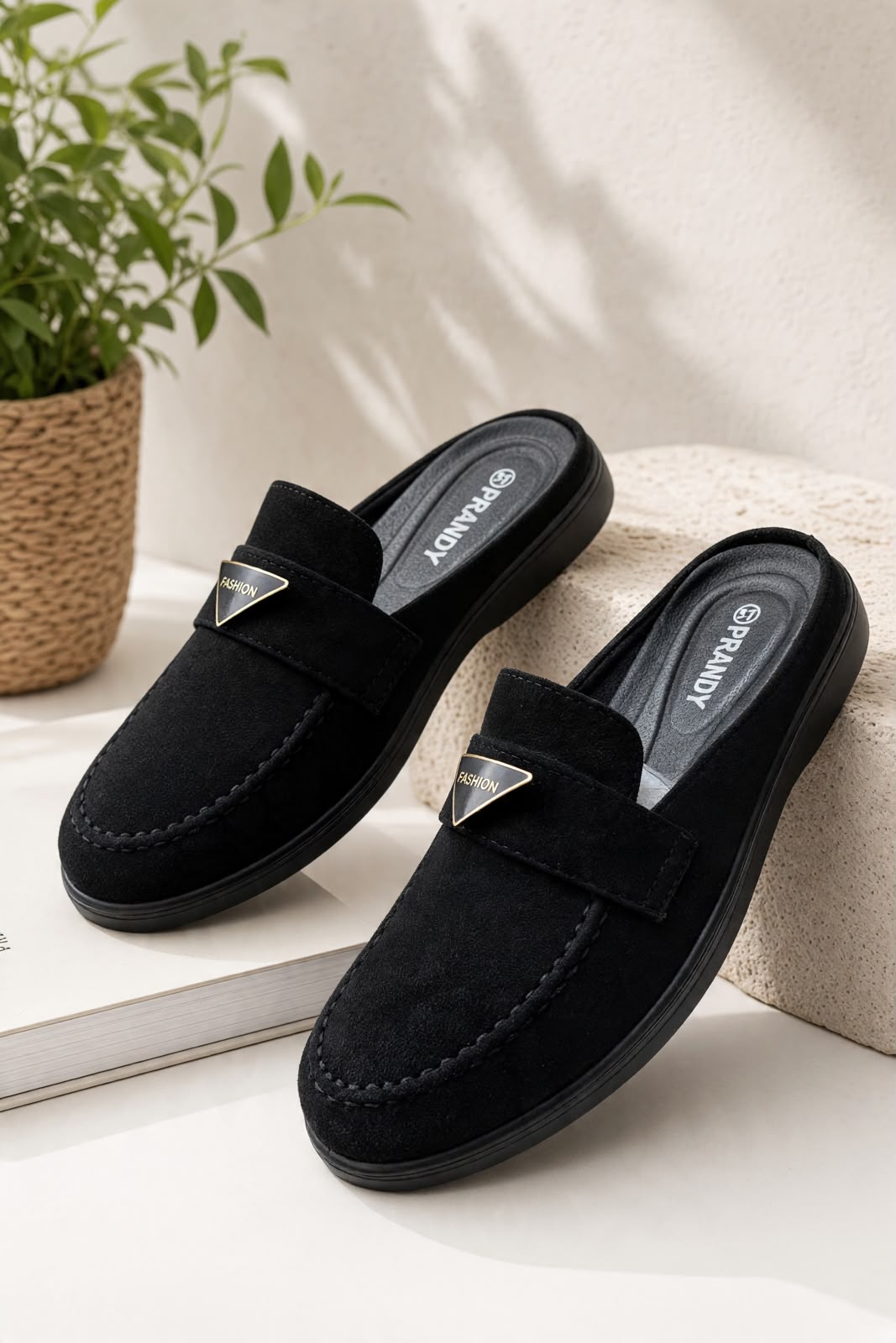 NEW , WOMEN SLIPPERS W39