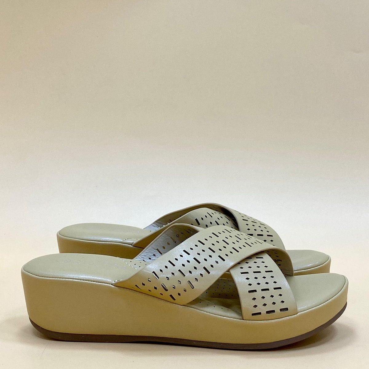 NEW ,  WOMEN SLIPPERS W667 - Olive Tree Shoes 