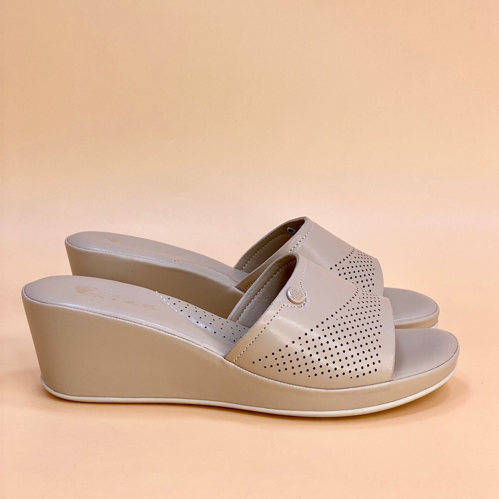 NEW , WOMEN SLIPPERS W567