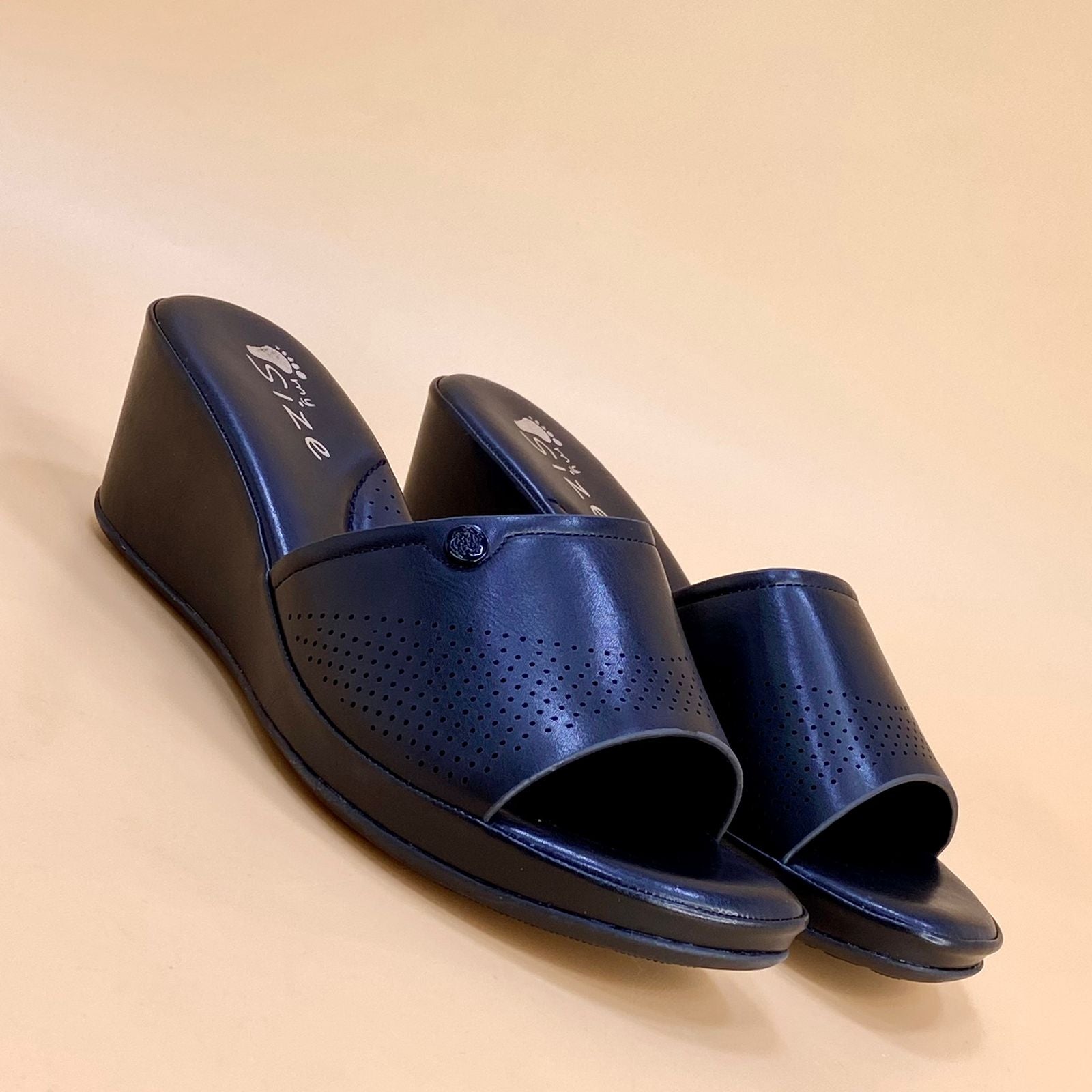 NEW , WOMEN SLIPPERS W567