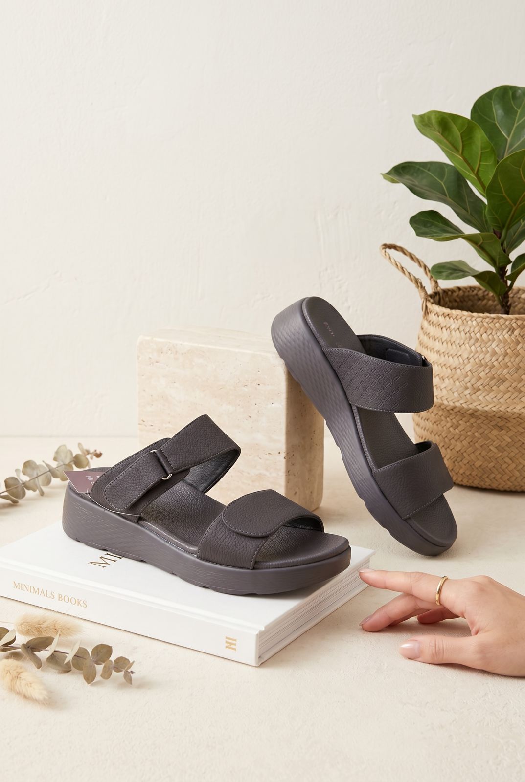 NEW , MEN SLIPPER M563
