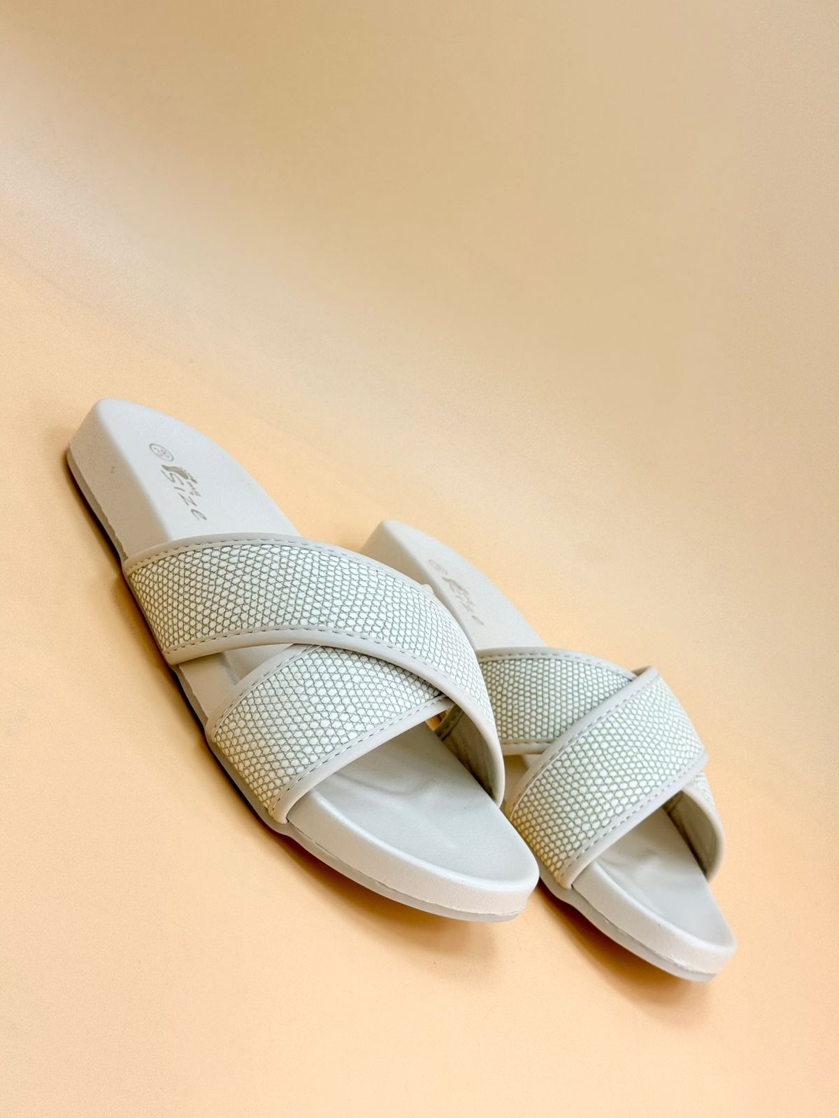 NEW , WOMEN SLIPPERS S5