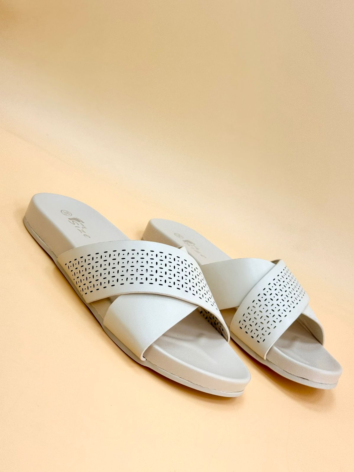 NEW , WOMEN SLIPPERS S9