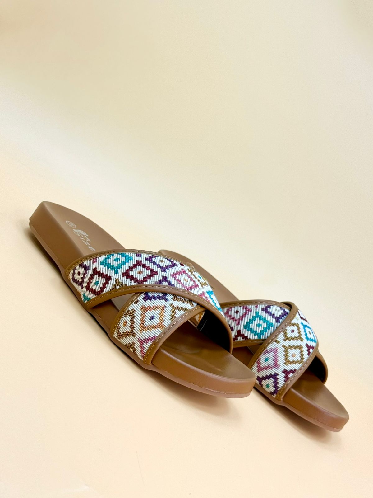 NEW , WOMEN SLIPPERS S4