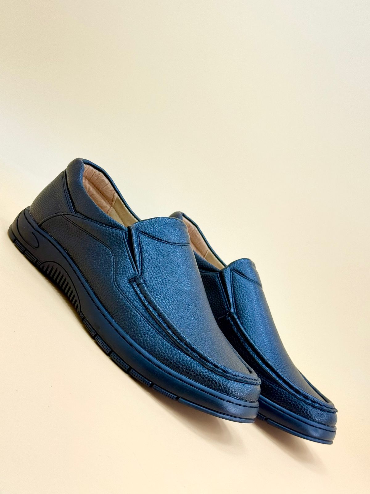 NEW , MEN SHOES M962