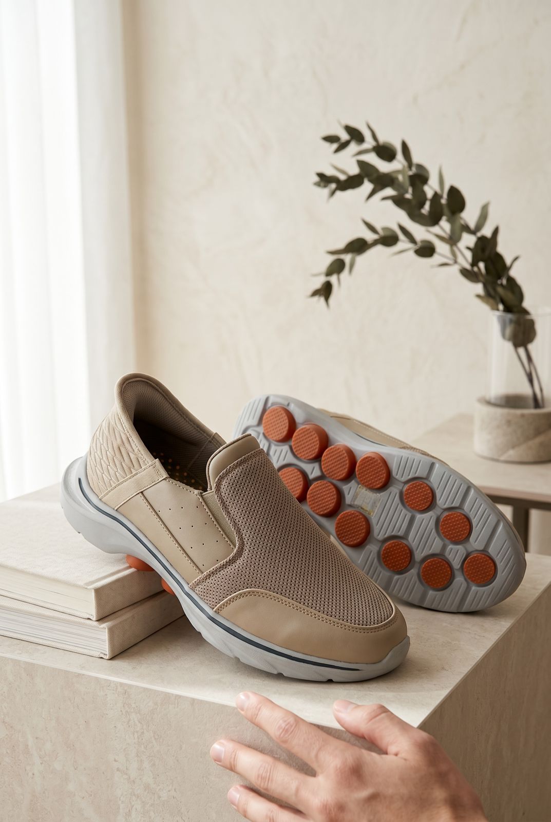 NEW , MEN SHOES M982