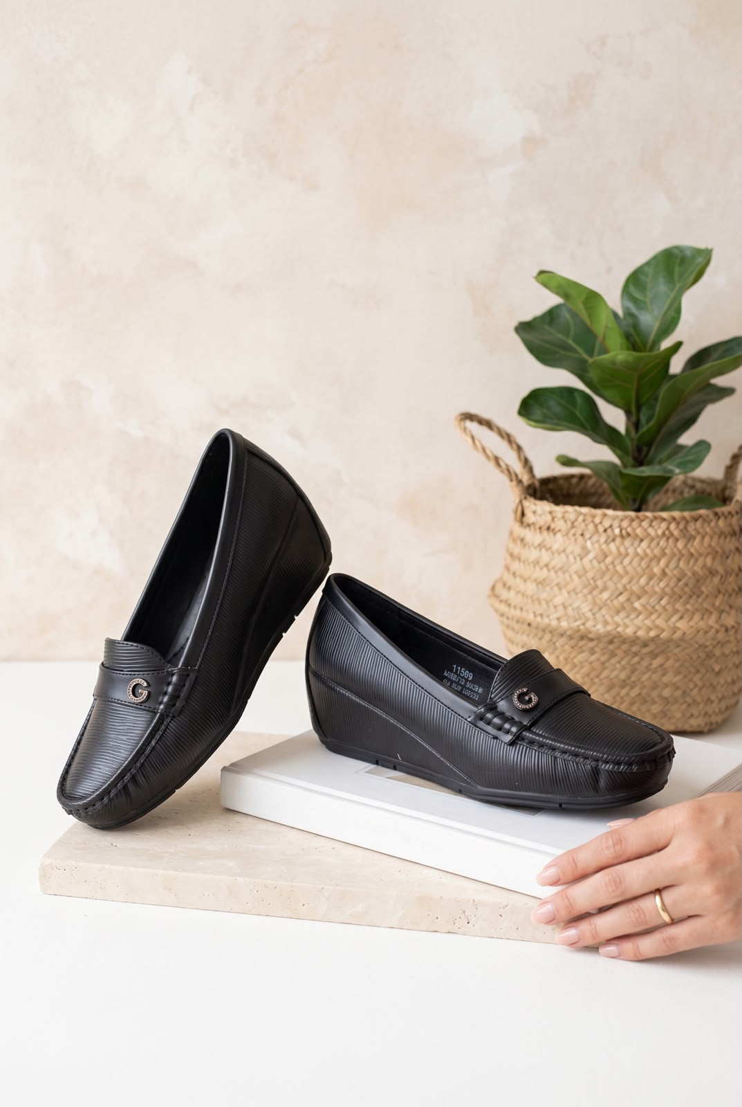 NEW , WOMEN SHOES W681