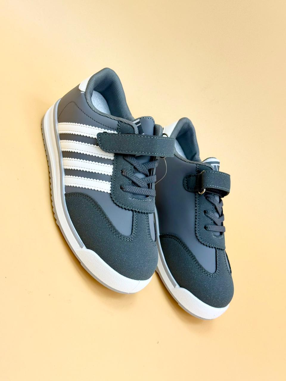 NEW ,  KIDS SHOES SIZE FROM 26 TO 37 K22