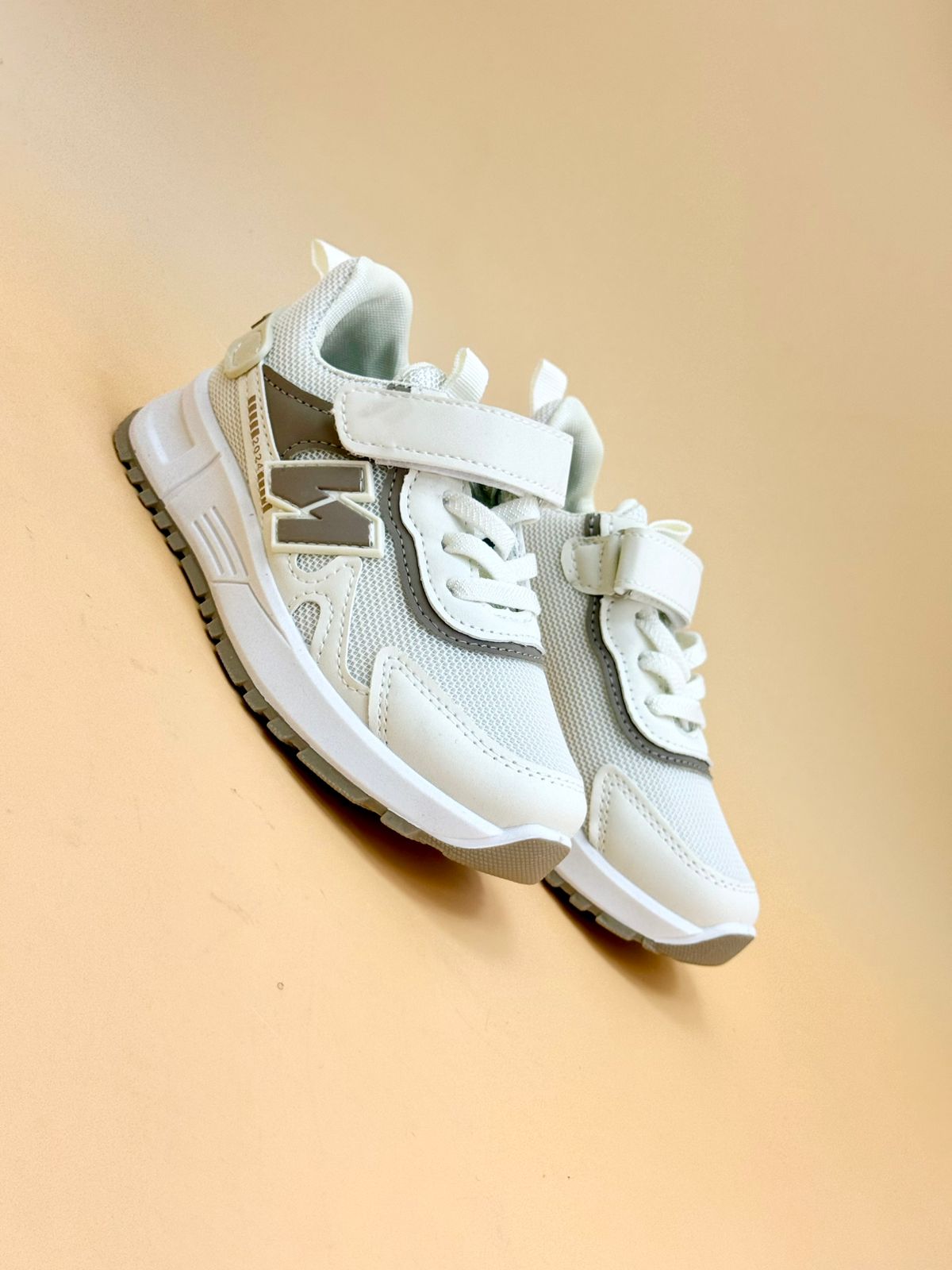 NEW ,  KIDS SHOES SIZE FROM 26 TO 37 K109