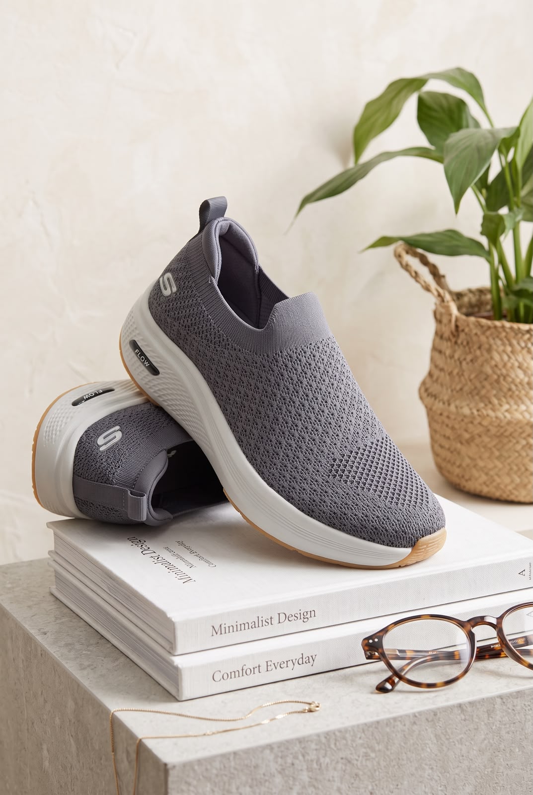 NEW , MEN SHOES M647