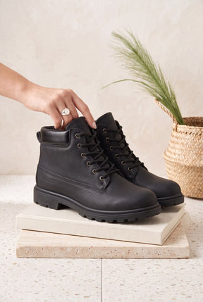 NEW ,  MEN BOOTS  M662 , MADE IN CHINA