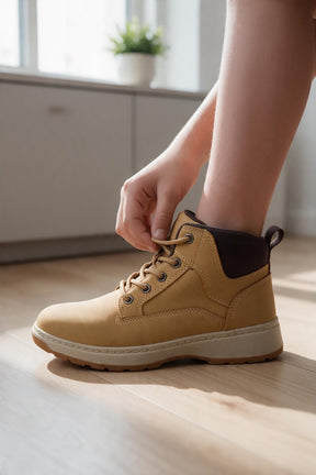 NEW , KIDS BOOTS KW8