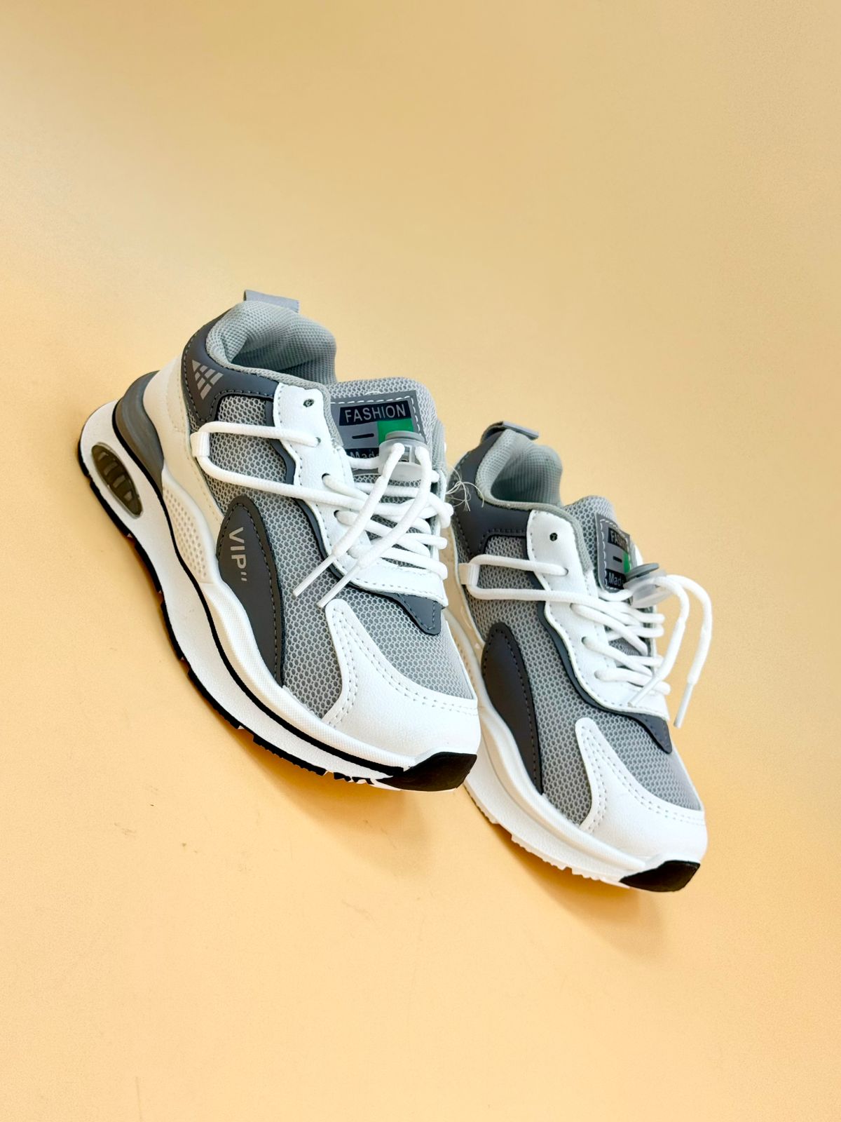 NEW ,  KIDS SHOES SIZE FROM 26 TO 37 K19